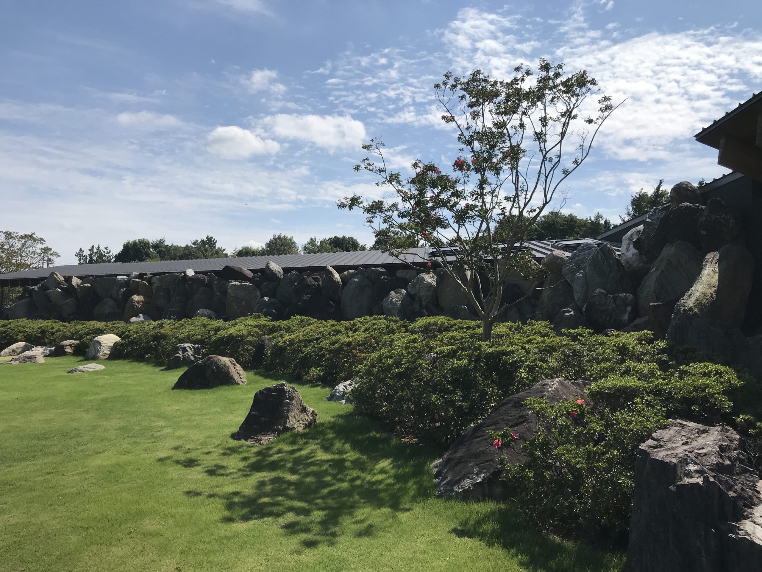 “隈研吾設計”「広沢新美術館」枯山水庭園と一体化された1500個の自然石により覆われた石積建築