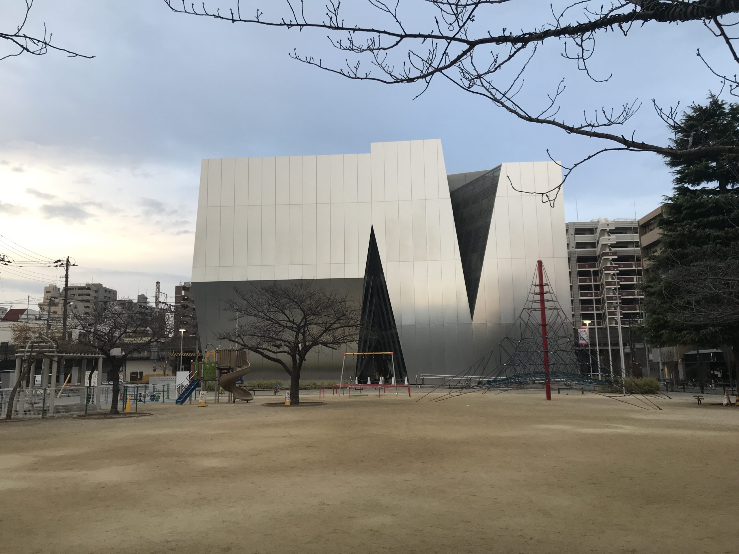 “妹島和世”すみだ北斎美術館 光輝アルミ合金を施したパネルに覆われた表裏の無い金属質な美術館